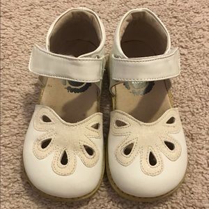VGUC size 10 Livie & Luca Pearl White Petal shoes